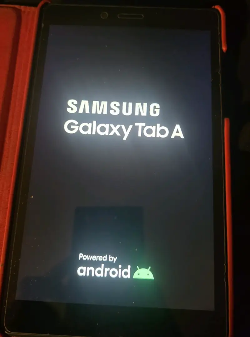 Tablet Samsung Galaxy Tab A con funda roja - 4