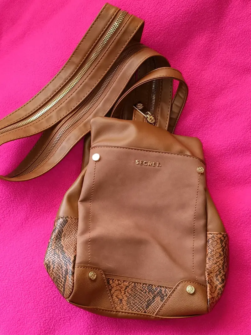 Mochila de cuero marrón con detalles de serpiente - 1