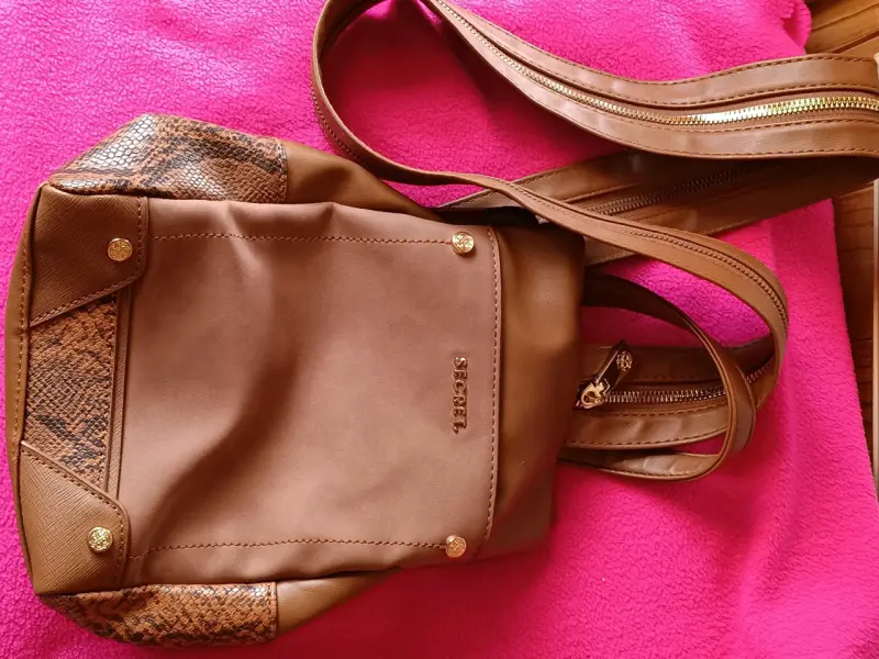 Mochila de cuero marrón con detalles de serpiente - 2