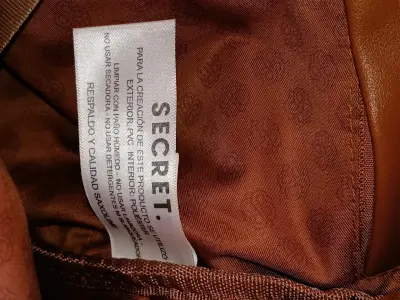 Mochila  de cuero marrón con detalles de serpiente - miniatura 3