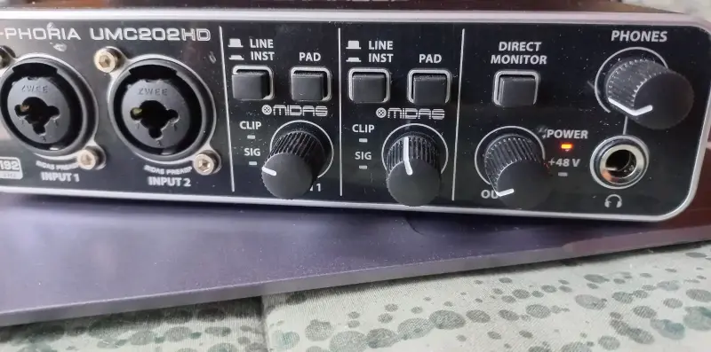 Interfaz de Audio Behringer UMC202HD USB - 1