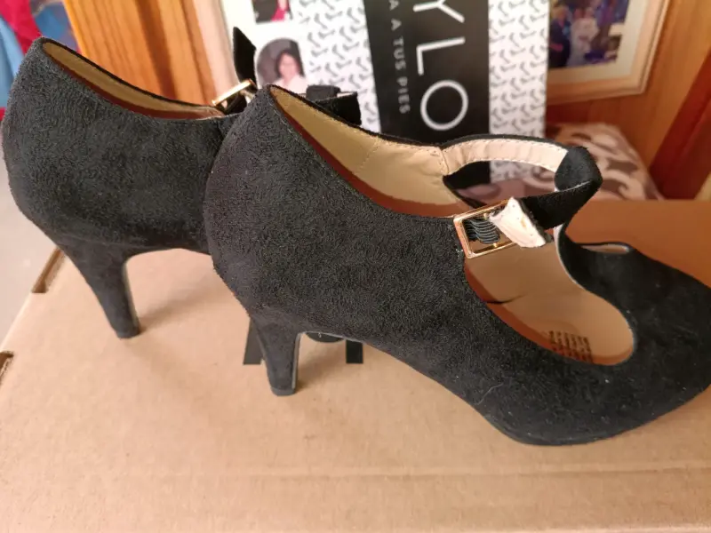 Zapatos de Tacón Negro con Correa - 1