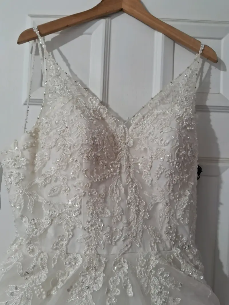 Vestido de novia blanco con cola larga - 2
