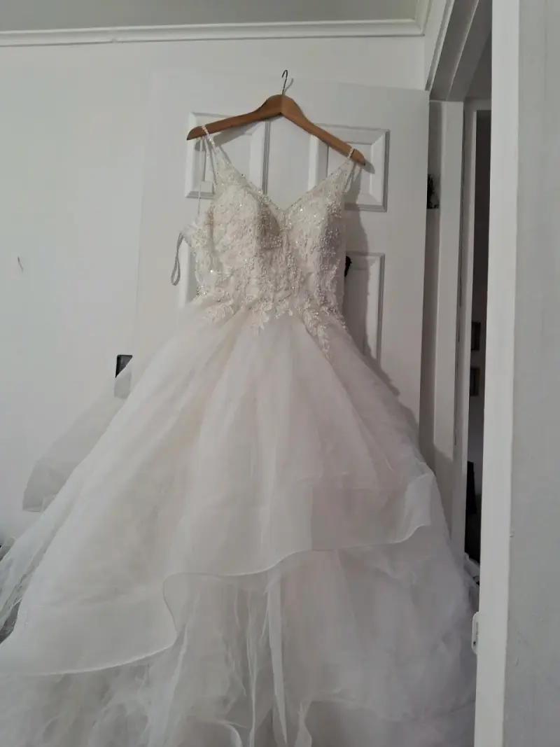 Vestido de novia blanco con cola larga - 3