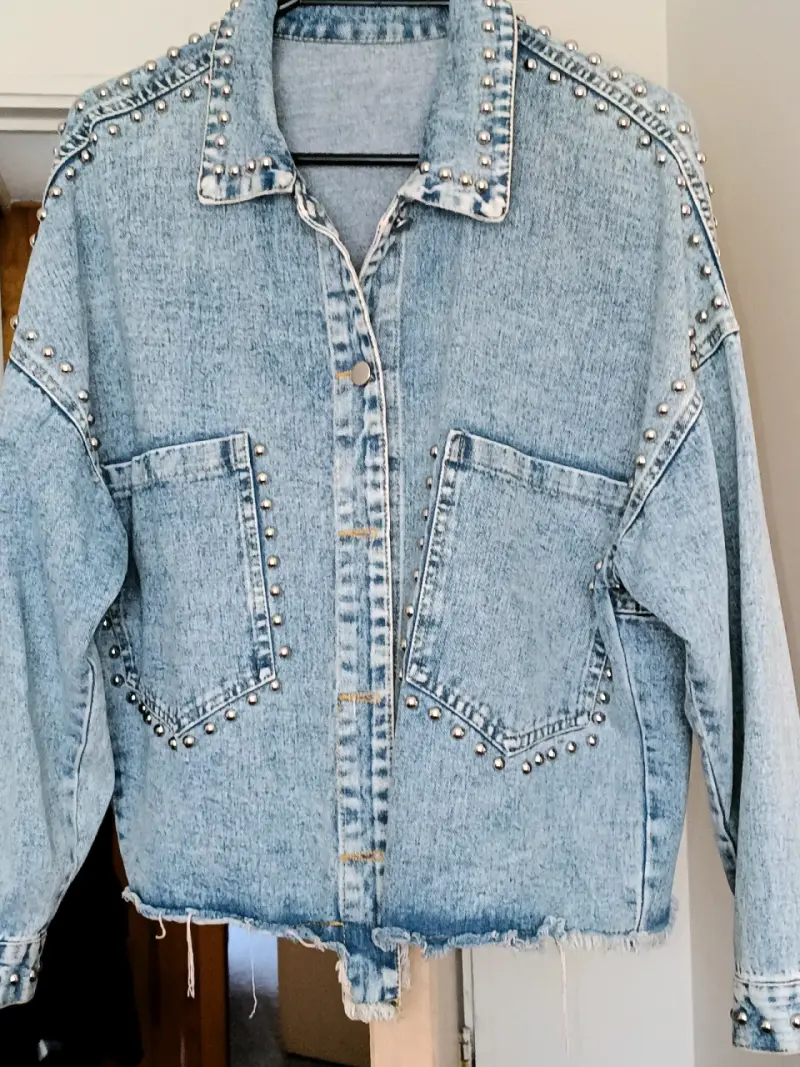 Chaqueta de mezclilla con tachas para mujer