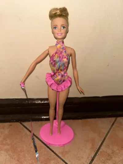 Muñeca Barbie gimnasta con cinta 2016 - miniatura 1