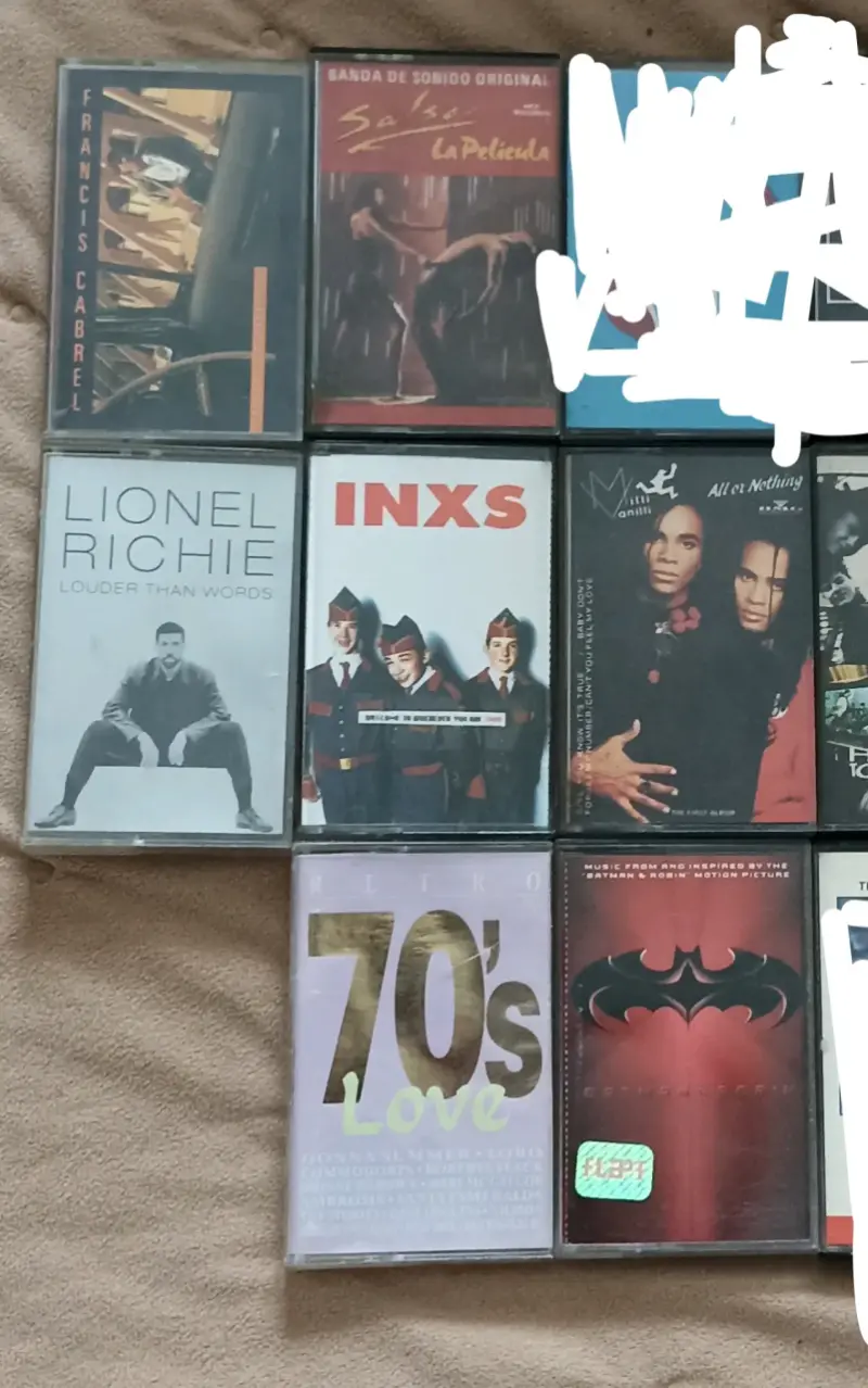 Colección de cassettes de música variada