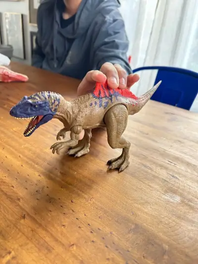 Figura de dinosaurio concavenator jurassic world - miniatura 3
