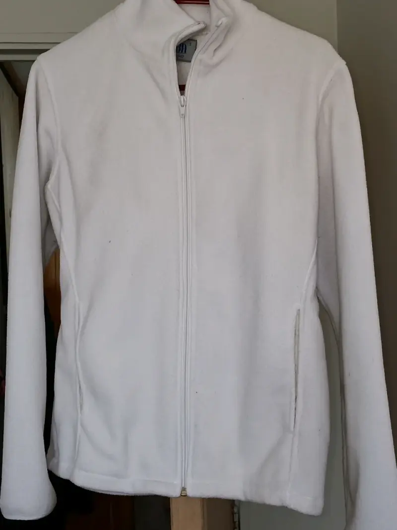 Chaqueta polar blanca con cierre