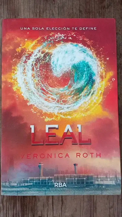 Libro 'Leal' de Veronica Roth en buen estado - miniatura 1