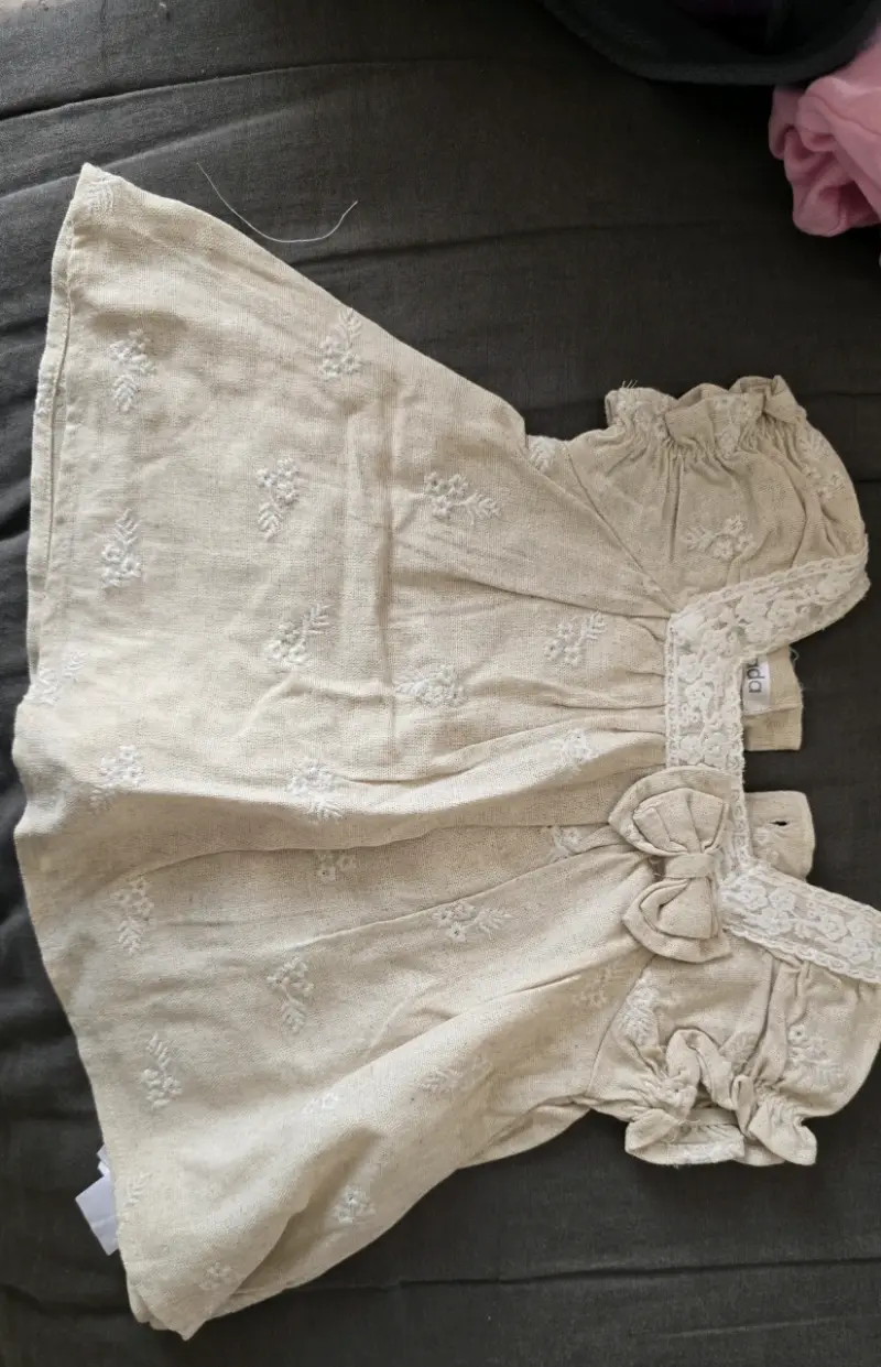 Vestido de bebé beige con encaje limonada