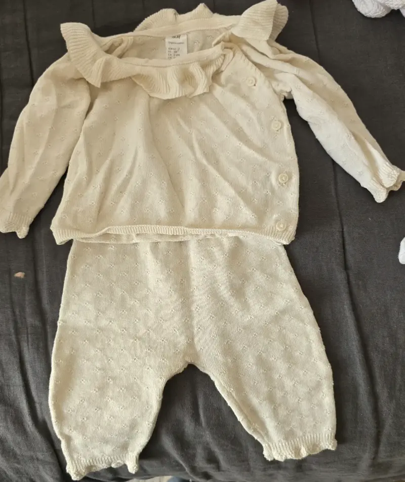 Conjunto de bebé de punto beige con volantes