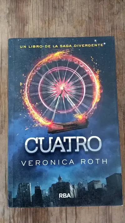 Libro Cuatro de la saga Divergente por Veronica Roth - miniatura 1