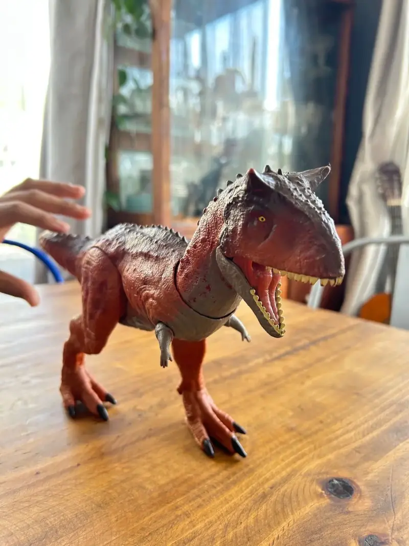Figura de dinosaurio carnotaurus jurassic world - 1