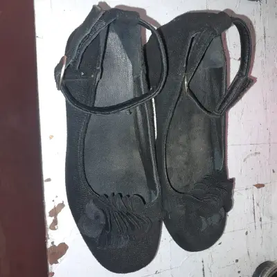 Zapatos planos negros con correa para mujer - miniatura 2