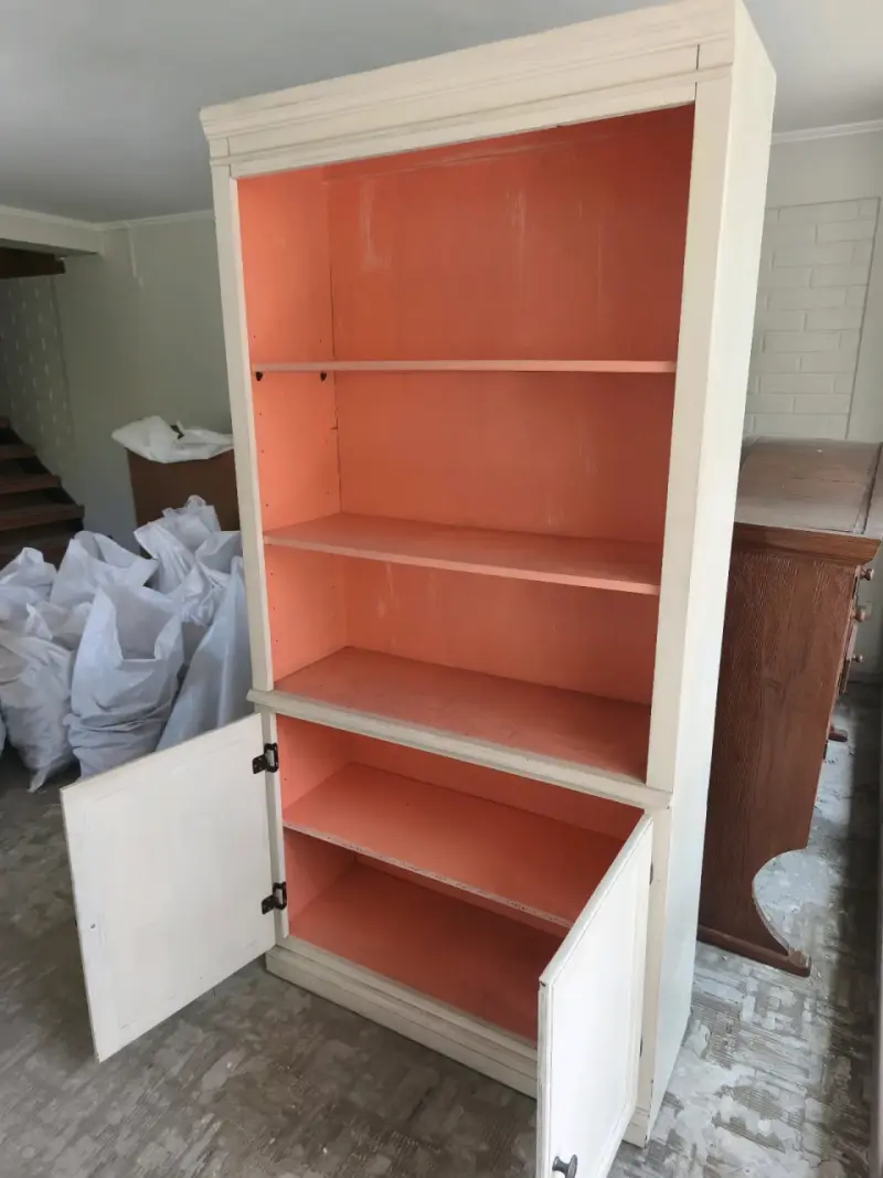 Estantería de madera pintada con puertas - 2