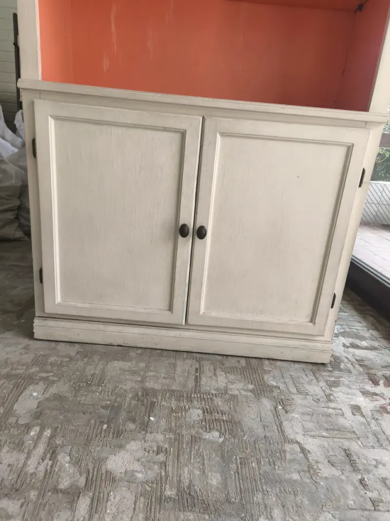 Estantería de madera pintada con puertas - 3