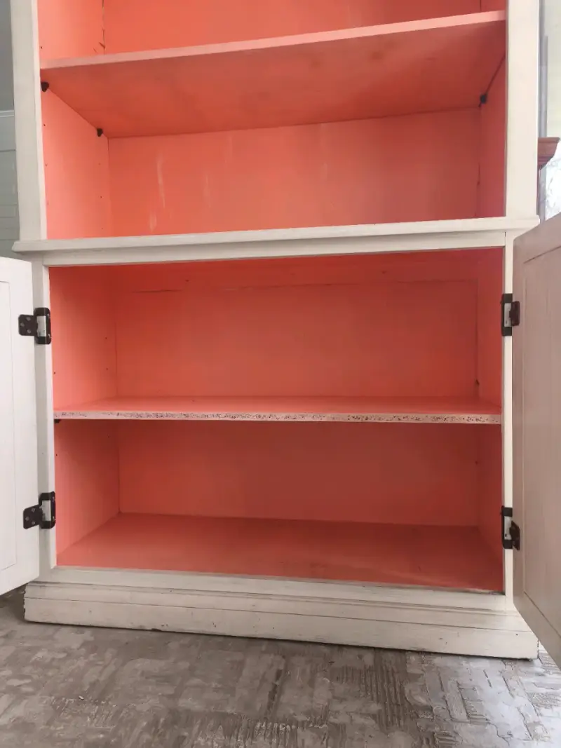 Estantería de madera pintada con puertas - 4