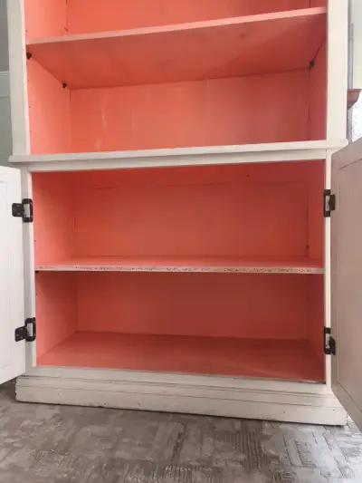 Estantería de madera pintada con puertas - miniatura 4