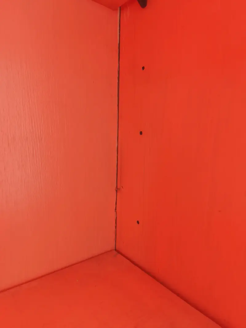 Estantería de madera pintada con puertas - 5