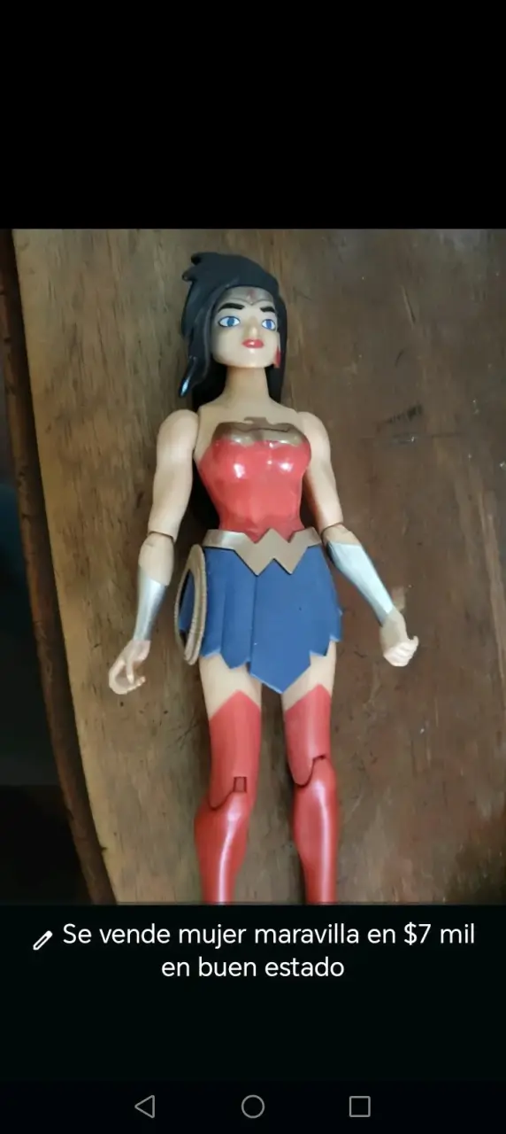 Figura de acción Mujer Maravilla en buen estado