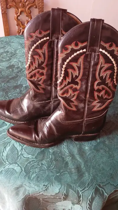 Botas vaqueras de cuero negras con diseño bordado - miniatura 1