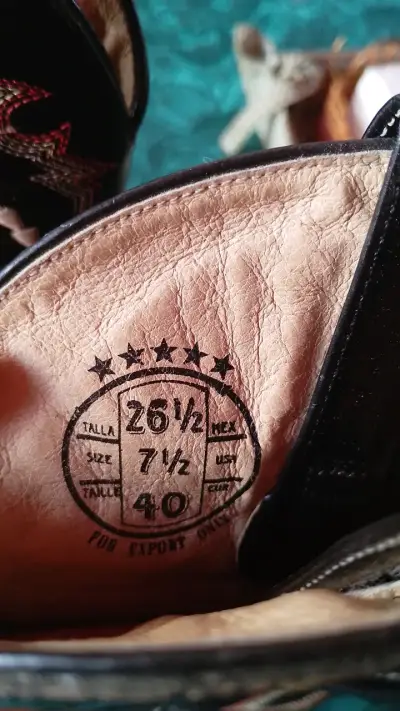 Botas vaqueras de cuero negras con diseño bordado - miniatura 3