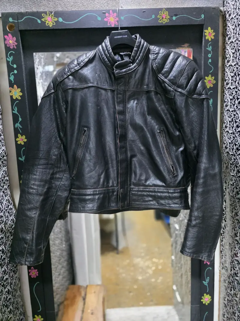 Chaqueta de cuero negra estilo motociclista
