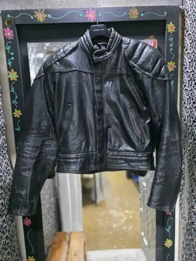 Chaqueta de cuero negra estilo motociclista - miniatura 1