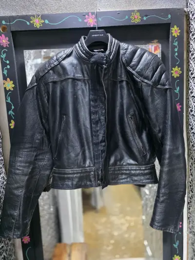 Chaqueta de cuero negra estilo motociclista - miniatura 2