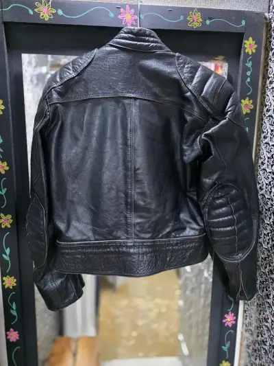 Chaqueta de cuero negra estilo motociclista - miniatura 3
