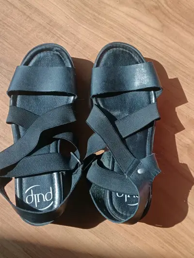 Sandalias de plataforma negras con tiras cruzadas - miniatura 1
