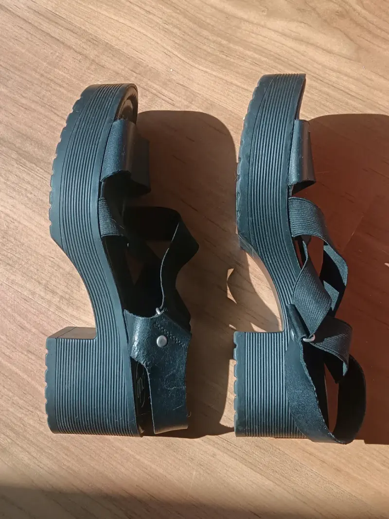 Sandalias de plataforma negras con tiras cruzadas - 2
