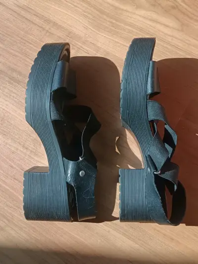 Sandalias de plataforma negras con tiras cruzadas - miniatura 2