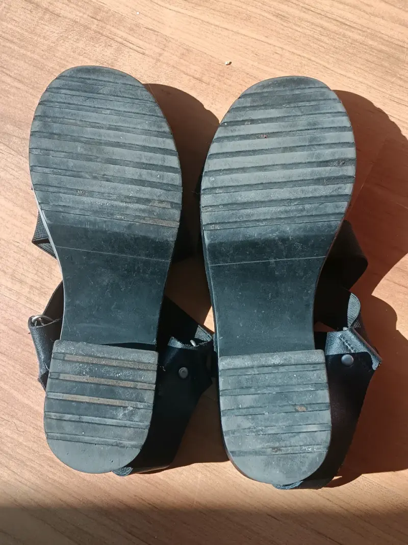 Sandalias de plataforma negras con tiras cruzadas - 3
