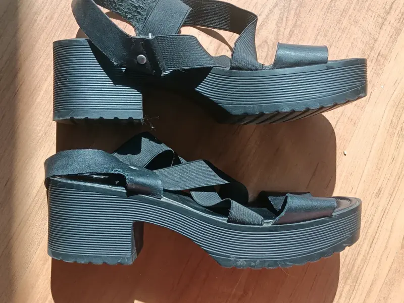 Sandalias de plataforma negras con tiras cruzadas - 4