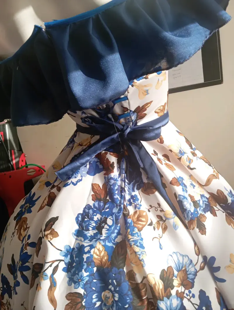 Vestido floral con volantes azul y blanco - 2