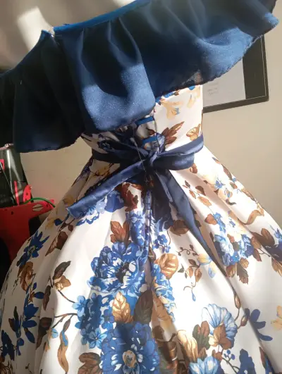 Vestido floral con volantes azul y blanco - miniatura 2