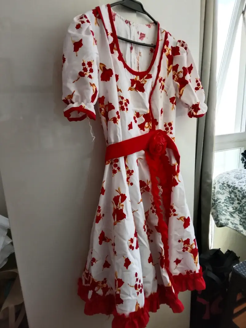 Vestido floral blanco y rojo con volantes - 1