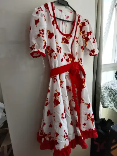 Vestido floral blanco y rojo con volantes - miniatura 1