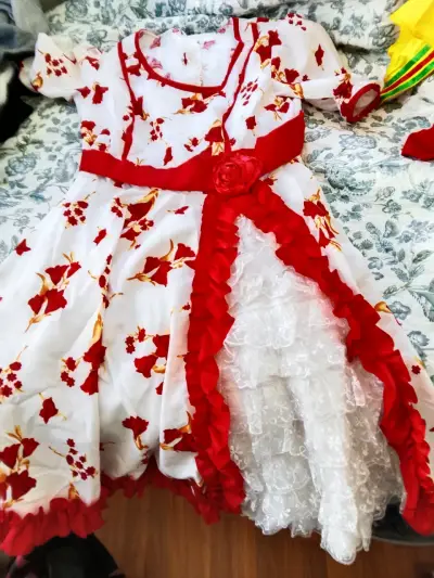 Vestido floral blanco y rojo con volantes - miniatura 2