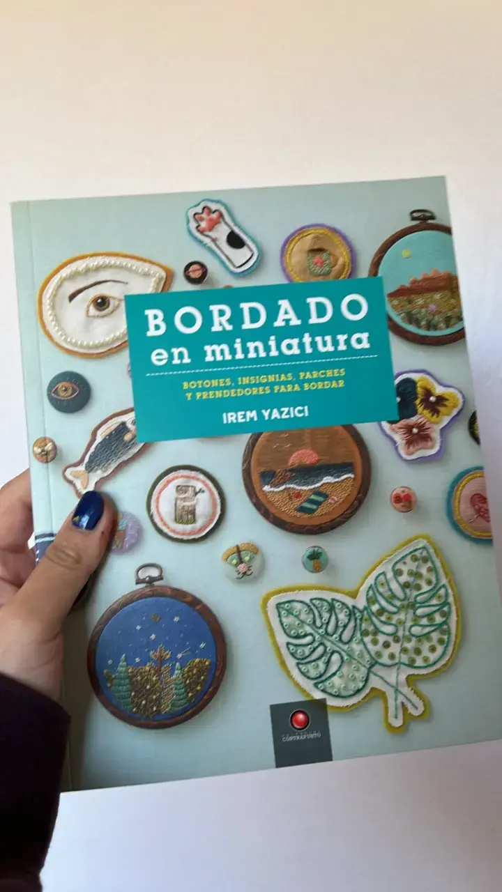 Libro Bordado en Miniatura de Irem Yazici