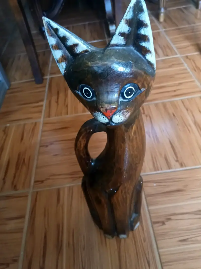 Escultura de gato en madera tallada a mano