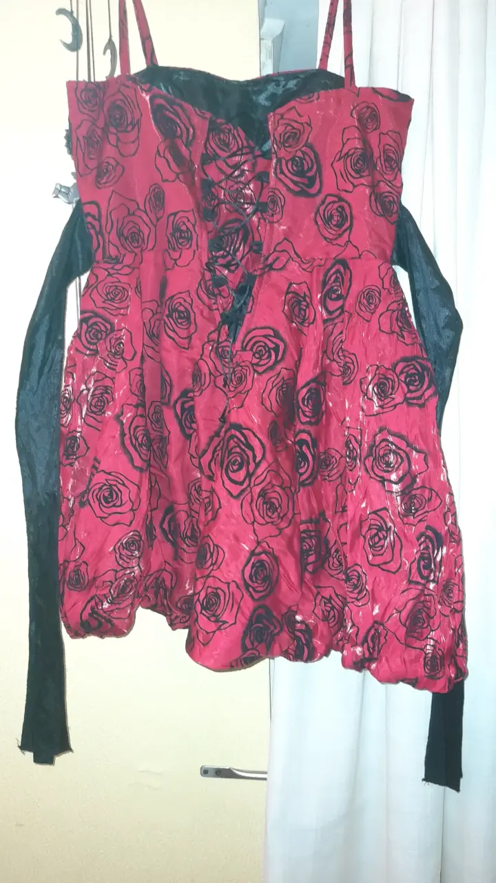 Vestido rojo con estampado de rosas y encaje - 1
