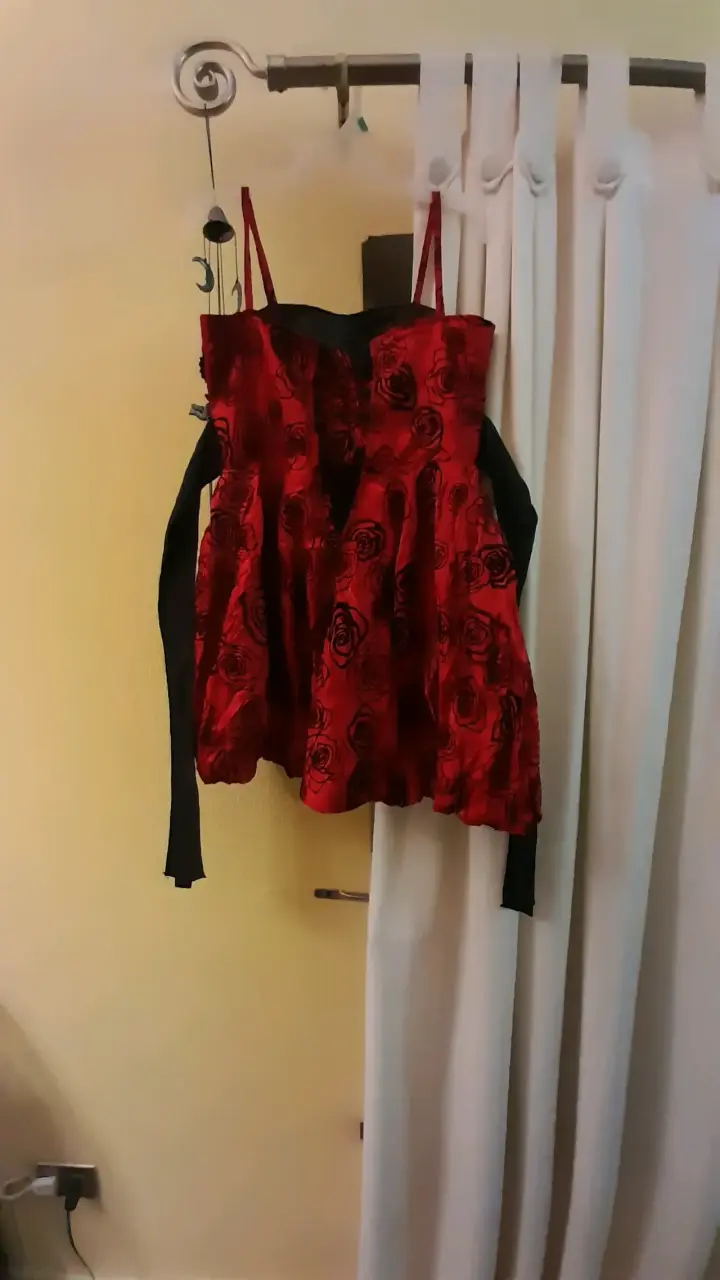 Vestido rojo con estampado de rosas y encaje - 2