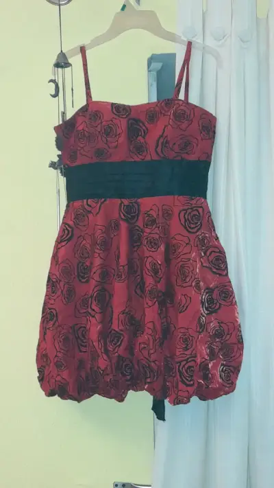 Vestido rojo con estampado de rosas y encaje - miniatura 3