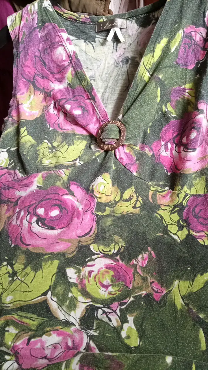 Polera floral con detalle de aro - 1