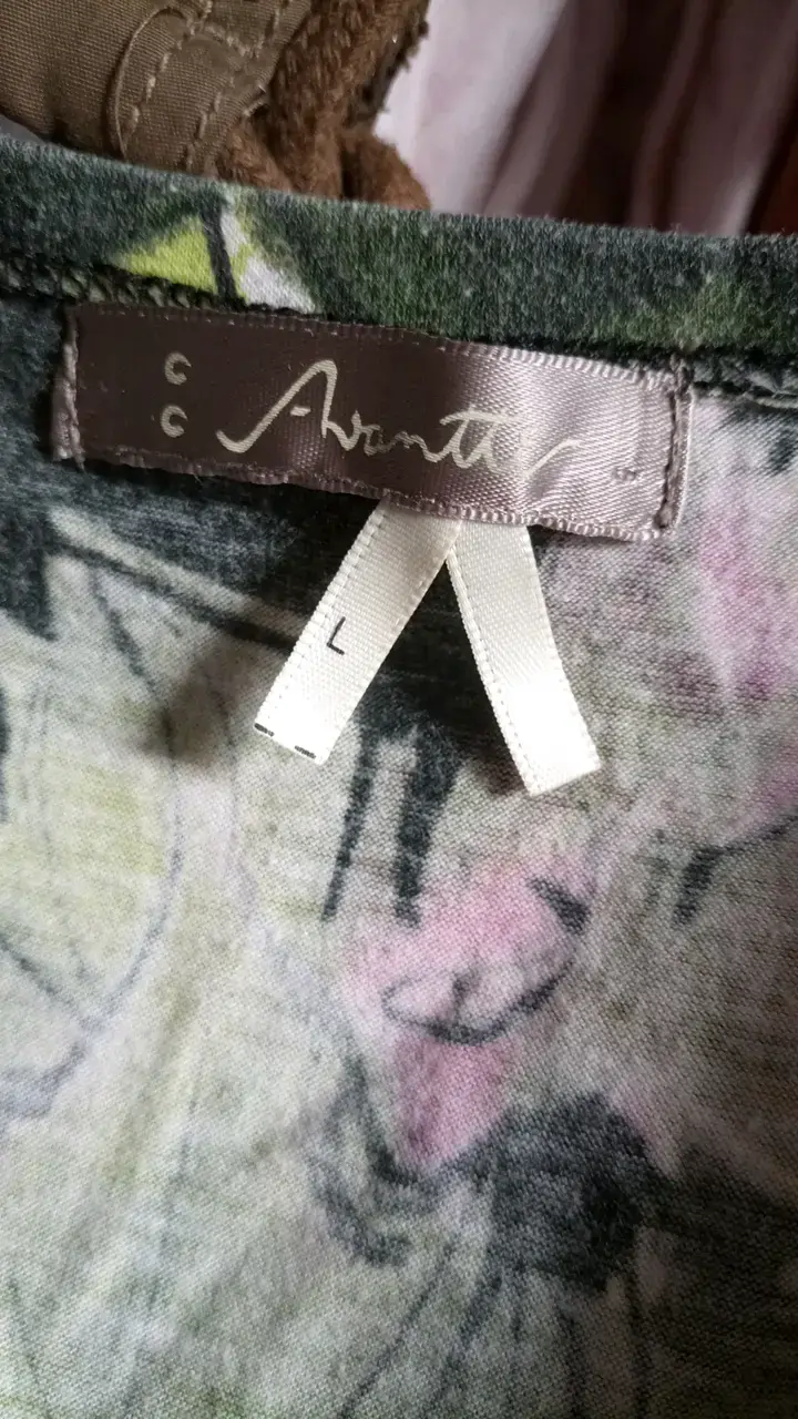 Polera floral con detalle de aro - 2