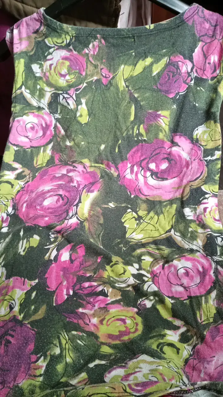 Polera floral con detalle de aro - 3