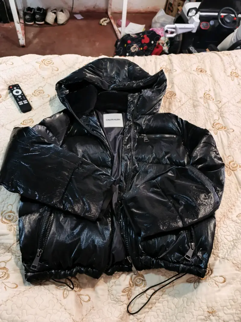 Chaqueta negra Calvin Klein con capucha - 1